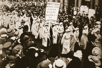 Acclamati dal Segretario alla Guerra: munizionieri in processione, da The Illustrated War News, 26 luglio 1916 da English Photographer